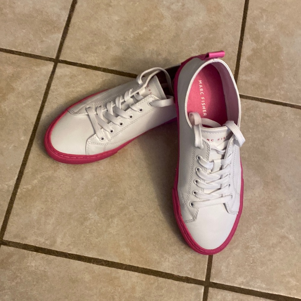 Woman’s Marc fisher sneakers